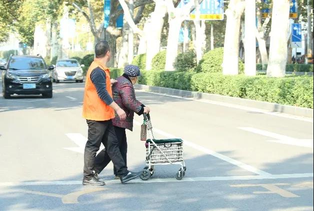 重陽公益行 助老見溫情丨城投服務(wù)中心開展公益志愿者服務(wù)活動